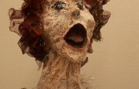 פסלת הרשת חנה הירשמן-כהן בתערוכה שכולה מוסיקה בבית האופרה